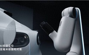 雷军亲测小米汽车家用充电机械臂 小巧便捷或即将量产上市