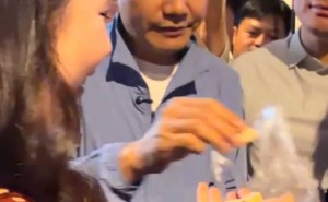 雷军盐城行与粉丝亲密互动，分享麦芽糖尽显亲民可爱风范