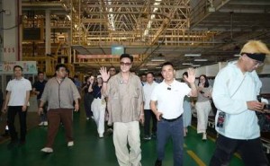 吴镇宇探访东风风行：试驾星海V9赞不绝口 星海V6智慧魅力引期待