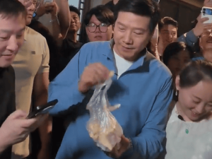 雷军盐城之行超暖心：尝美食发麦芽糖 与粉丝互动亲和力拉满