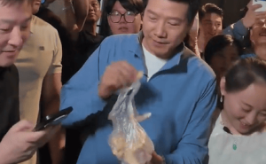 雷军盐城之行超暖心：尝街头小吃，给粉丝发麦芽糖尽显亲和力