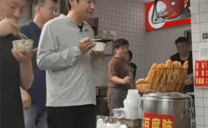 雷军武汉街头“过早”体验特色美食 随和互动还感慨家乡情怀引热议