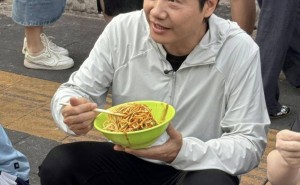 雷军武汉街边“过早”引热议：是真情流露还是效仿他人？