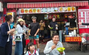 雷军武汉街头过早引热议，早餐店老板发声：偶遇而非作秀，真相几何？