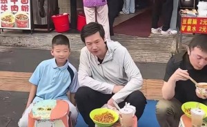 雷军吃面“模仿”引争议：从人设营销到产品创新的小米困局