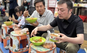 雷军打卡带火武汉早餐店 端午假期游客冒雨排队尝“雷军同款三件套”