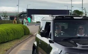全球限量110台!阿斯顿·马丁Valour超跑现身英国街头,变色涂装惊艳众人