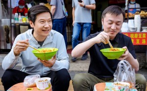 雷军“过早”引热议 徐洁云回应：拍Vlog两年 雷军称吐槽或为流量所为