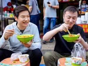 雷军“过早”引热议 徐洁云回应：拍Vlog两年 雷军称吐槽或为流量所为
