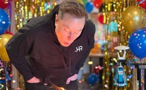 马斯克55岁生日之际许愿：盼全人类未来光明，母亲晒照庆生氛围温馨