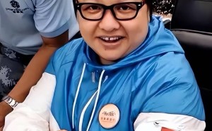 韩红风波背后：公益信任受冲击，电影票房遭波及，道歉能否平息舆论？