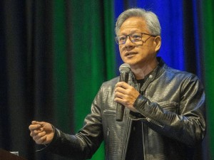 英伟达黄仁勋：AI时代软件工程师热衷构建智能体，AI正创造大量新岗位
