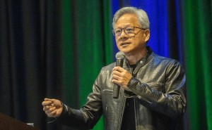 黄仁勋：AI时代英伟达工程师热衷构建智能体，AI创造新岗而非取代