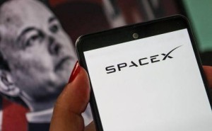 SpaceX股价七连跌市值缩水，收购AI代理遭疑，星舰发射能否力挽狂澜？
