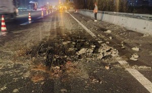 北京五环深夜货车遗撒渣土逃逸 执法部门联合追查 司机终被处罚追偿