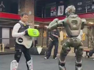 URKL机器人格斗赛播放破12亿！看中国硬科技如何“踢”出新高度