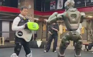 URKL机器人格斗赛播放破12亿！看中国硬科技如何“踢”出新高度