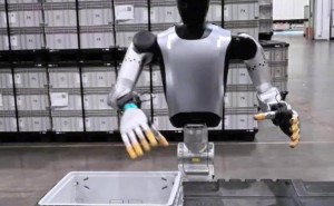 雷军分享小米机器人工作视频：白色机器人干活 黑色“督工”比耶添趣