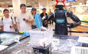 京东七鲜开海季:12小时锁鲜直达,机器人捞蟹科技感拉满尝鲜新体验