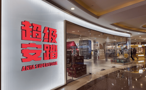 安踏前CEO徐阳因家人留学辞任 曾设高增长目标未达 继任者迎挑战