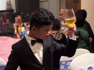 18岁“小马云”横店赴宴：西装笔挺游刃有余 褪去标签自我成长引热议