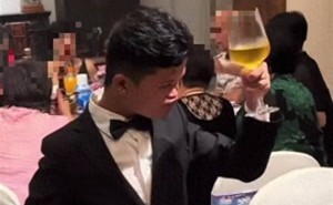 18岁“小马云”横店晚宴西装亮相：举杯敬酒自信从容，蜕变引网友热议