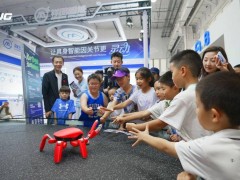 WRC展会上“跳跳”螃蟹机器人出圈,央视直播何同学体验科技温度