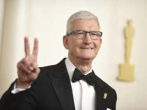 库克虽未复刻iPhone辉煌，却为苹果筑就两大可持续增长“财富基石”