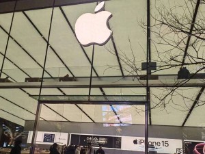 苹果高层变动:特努斯接棒库克任CEO,AI时代苹果硬件转型迎新挑战