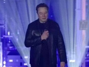 马斯克预测人形机器人将达十亿台，A股机器人概念股逆势上扬