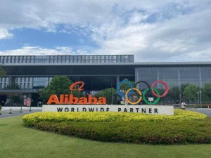 马云等增持背后：阿里800亿融资投入AI，投资回报与扩张前景待考