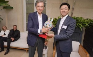泡泡玛特王宁到访LVMH集团总部，赠送十周年限量款Labubu玩偶