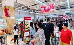 京东折扣超市“新员工”上岗 智能机器人试吃服务添科技趣味