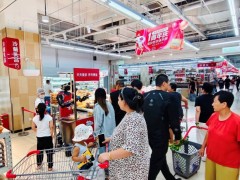 京东折扣超市“新员工”上岗 智能机器人试吃服务添科技趣味